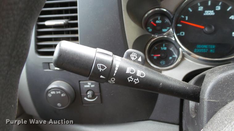 image for item DD7371 2008 Chevrolet Silverado 3500HD flatbed pickup truck