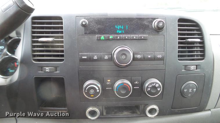 image for item DD7371 2008 Chevrolet Silverado 3500HD flatbed pickup truck