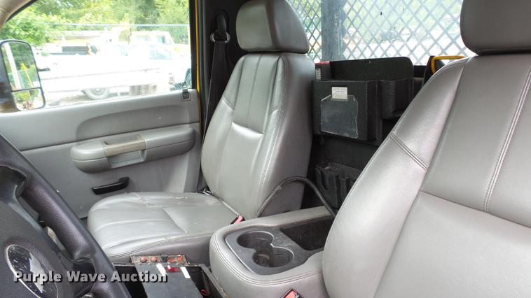image for item DD7371 2008 Chevrolet Silverado 3500HD flatbed pickup truck