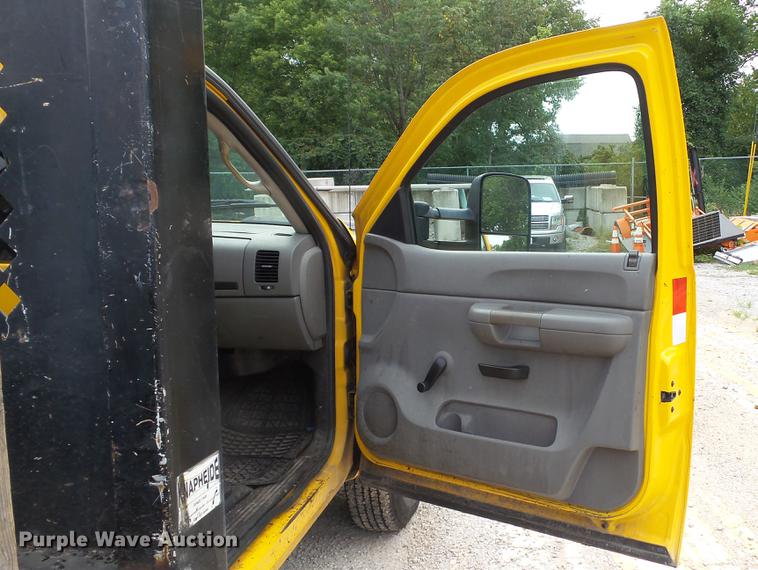 image for item DD7371 2008 Chevrolet Silverado 3500HD flatbed pickup truck