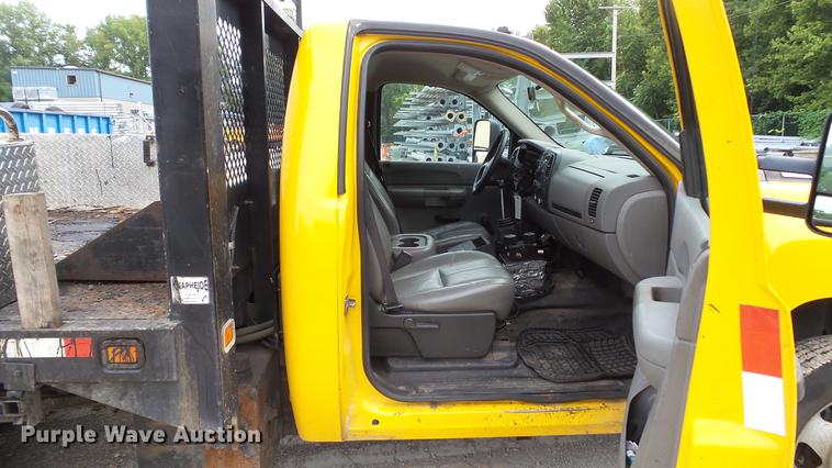 image for item DD7371 2008 Chevrolet Silverado 3500HD flatbed pickup truck