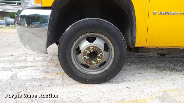 image for item DD7371 2008 Chevrolet Silverado 3500HD flatbed pickup truck