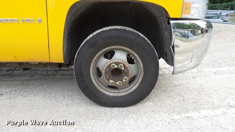 image for item DD7371 2008 Chevrolet Silverado 3500HD flatbed pickup truck