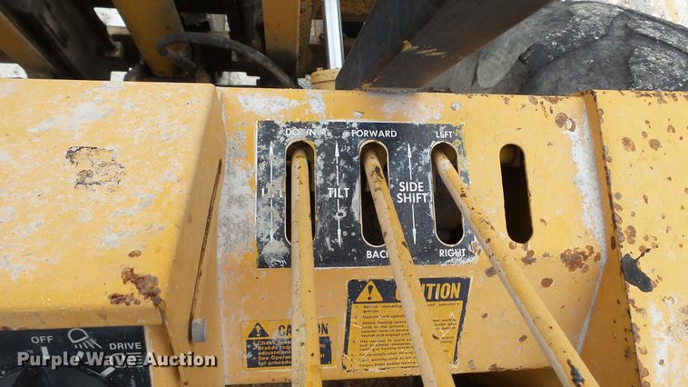 image for item DD7373 1986 John Deere 482C forklift