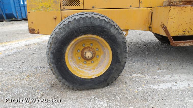 image for item DD7373 1986 John Deere 482C forklift