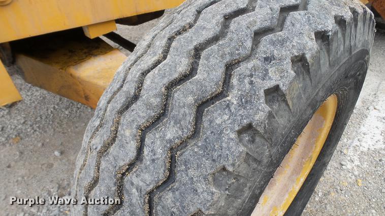 image for item DD7373 1986 John Deere 482C forklift