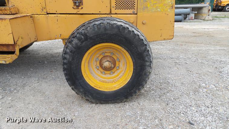 image for item DD7373 1986 John Deere 482C forklift