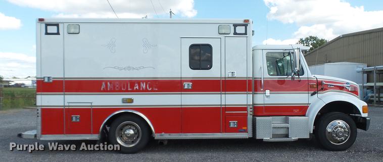 image for item DD7376 2001 International 4700 Lo-Profile ambulance