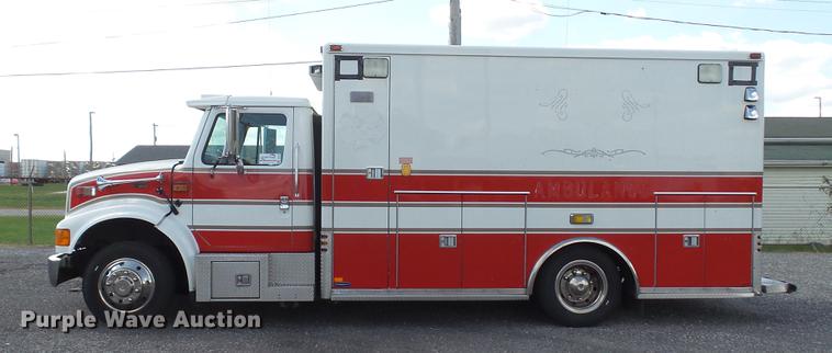 image for item DD7376 2001 International 4700 Lo-Profile ambulance