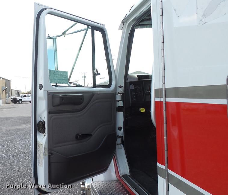 image for item DD7376 2001 International 4700 Lo-Profile ambulance