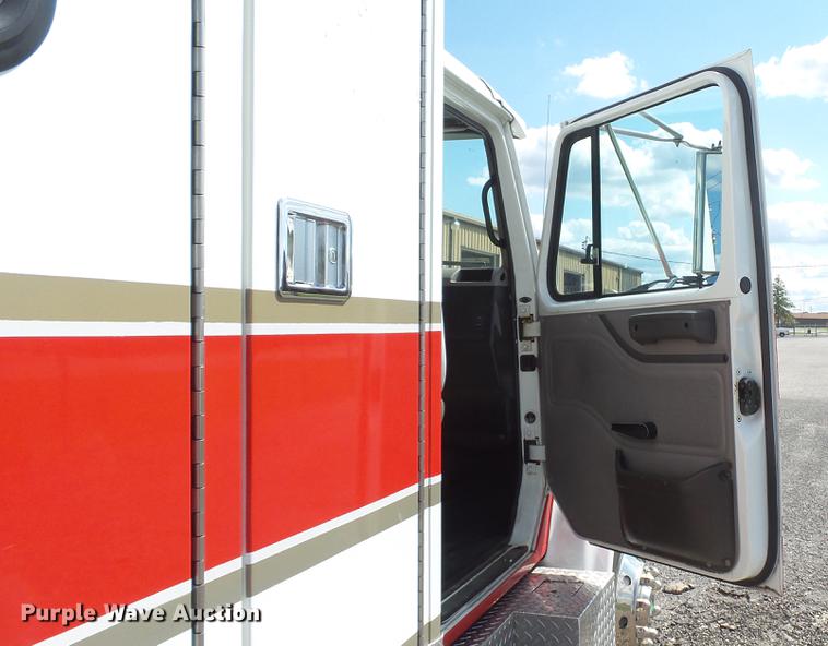image for item DD7376 2001 International 4700 Lo-Profile ambulance