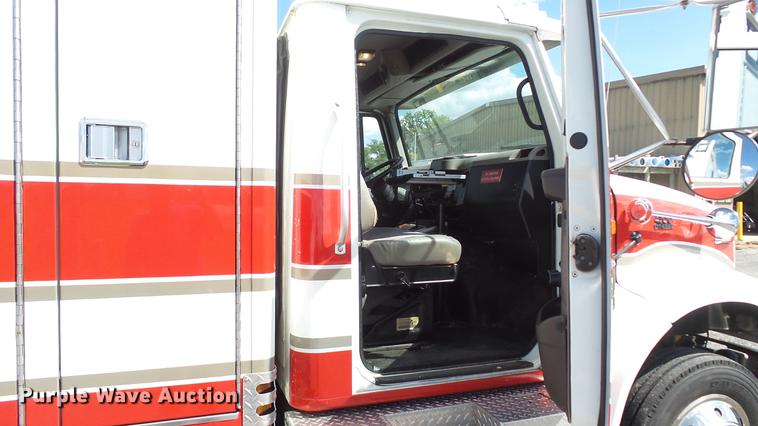 image for item DD7376 2001 International 4700 Lo-Profile ambulance