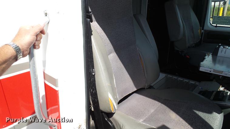 image for item DD7376 2001 International 4700 Lo-Profile ambulance