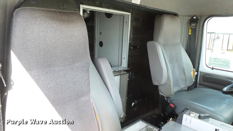 image for item DD7376 2001 International 4700 Lo-Profile ambulance