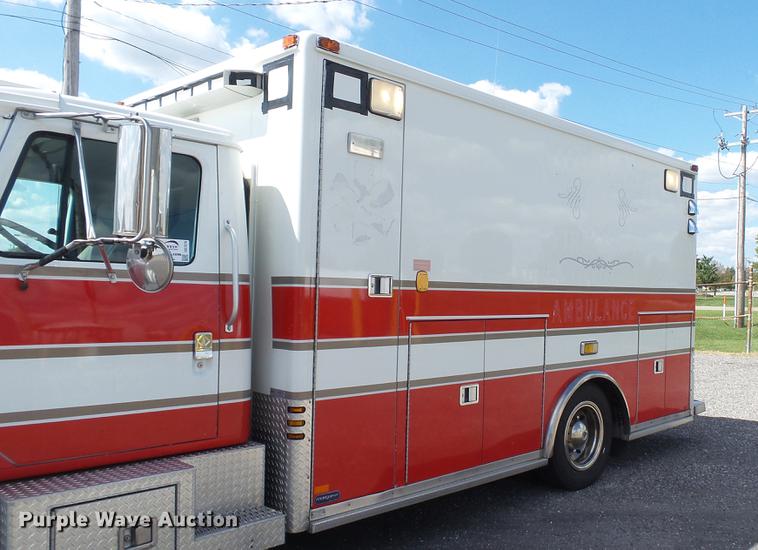 image for item DD7376 2001 International 4700 Lo-Profile ambulance
