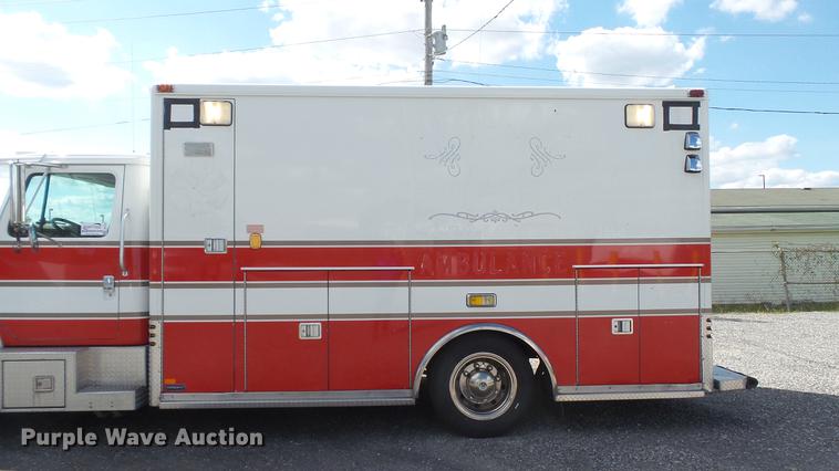 image for item DD7376 2001 International 4700 Lo-Profile ambulance