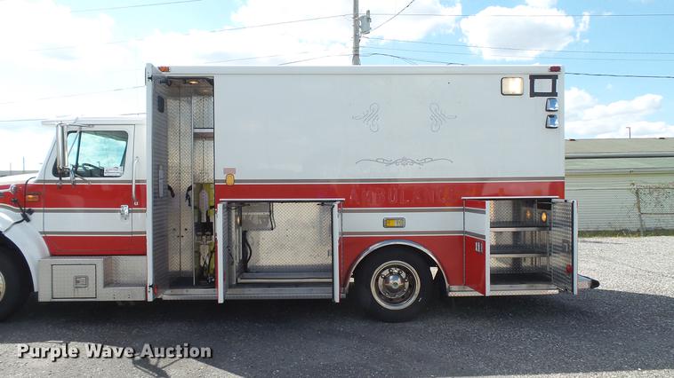 image for item DD7376 2001 International 4700 Lo-Profile ambulance