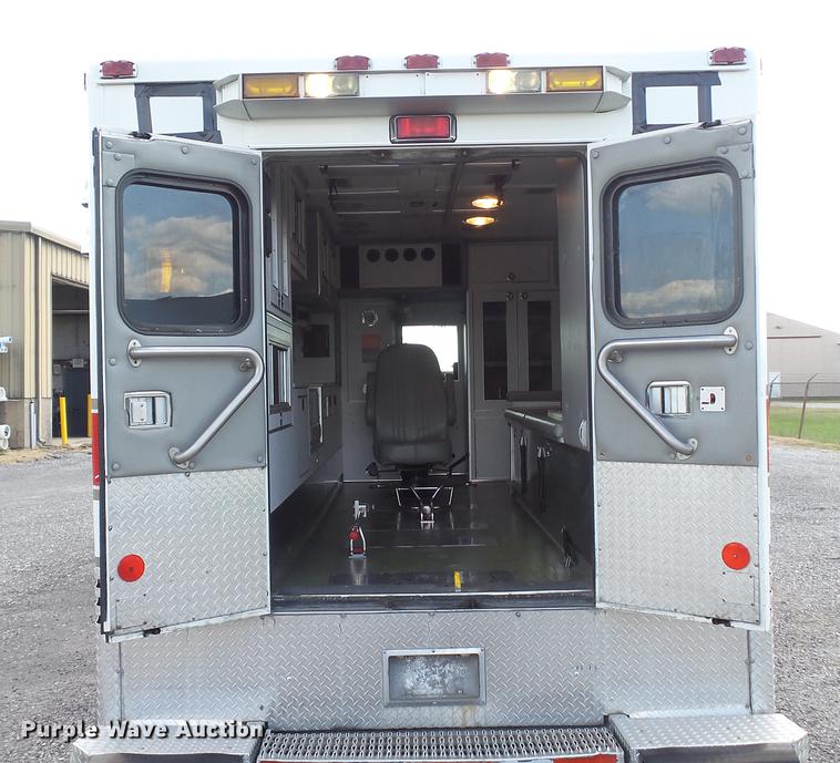 image for item DD7376 2001 International 4700 Lo-Profile ambulance