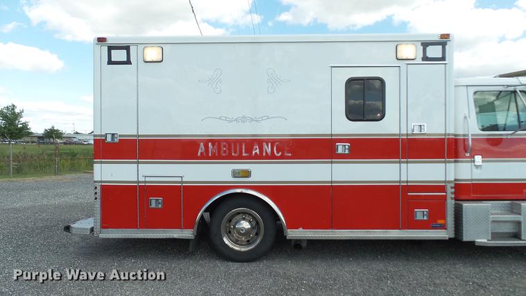 image for item DD7376 2001 International 4700 Lo-Profile ambulance
