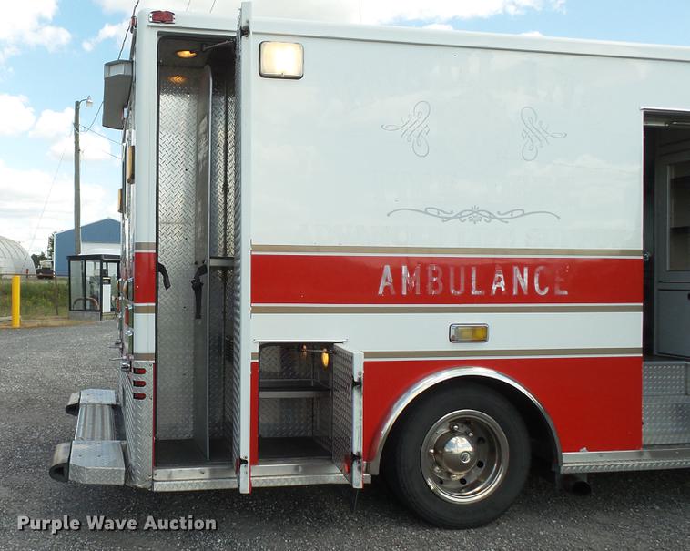 image for item DD7376 2001 International 4700 Lo-Profile ambulance