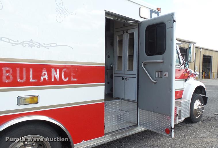 image for item DD7376 2001 International 4700 Lo-Profile ambulance