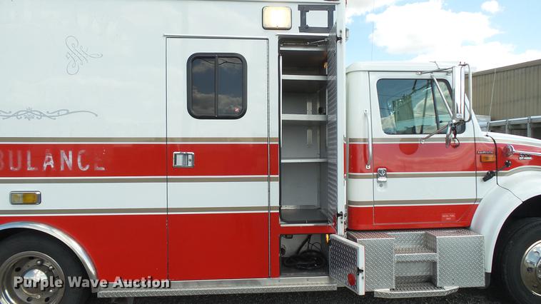 image for item DD7376 2001 International 4700 Lo-Profile ambulance