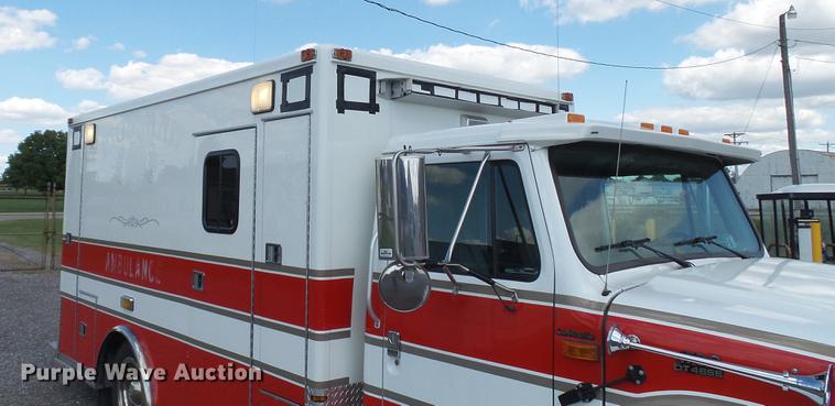 image for item DD7376 2001 International 4700 Lo-Profile ambulance