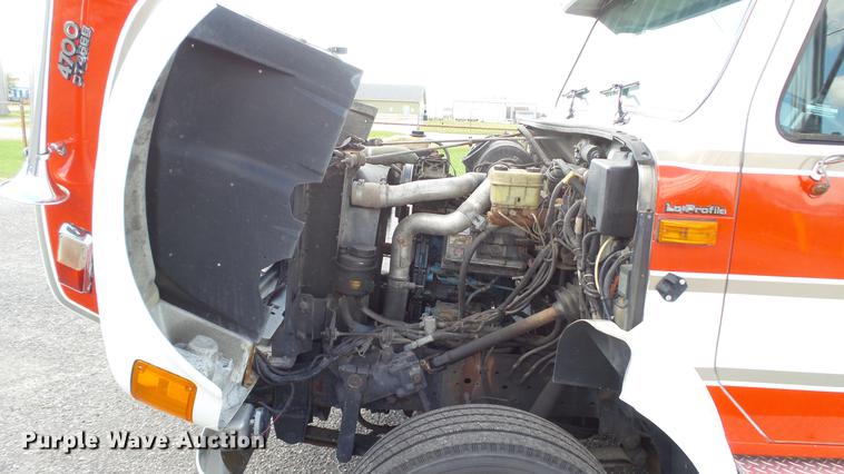 image for item DD7376 2001 International 4700 Lo-Profile ambulance