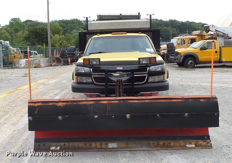 image for item DD7381 2006 Chevrolet Silverado 3500 dump flatbed pickup truck