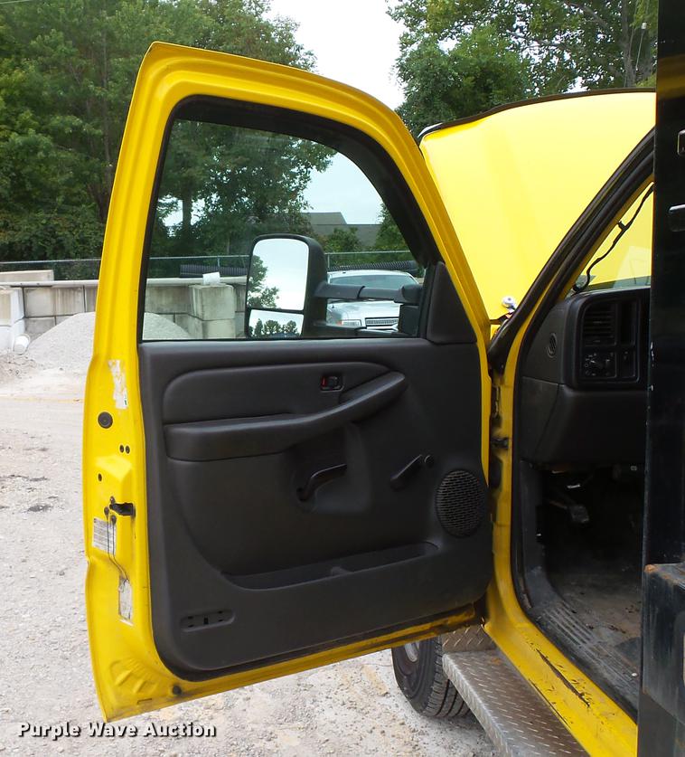 image for item DD7381 2006 Chevrolet Silverado 3500 dump flatbed pickup truck