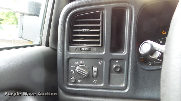 image for item DD7381 2006 Chevrolet Silverado 3500 dump flatbed pickup truck