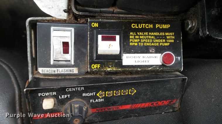 image for item DD7381 2006 Chevrolet Silverado 3500 dump flatbed pickup truck