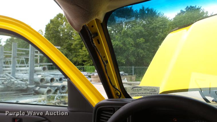 image for item DD7381 2006 Chevrolet Silverado 3500 dump flatbed pickup truck