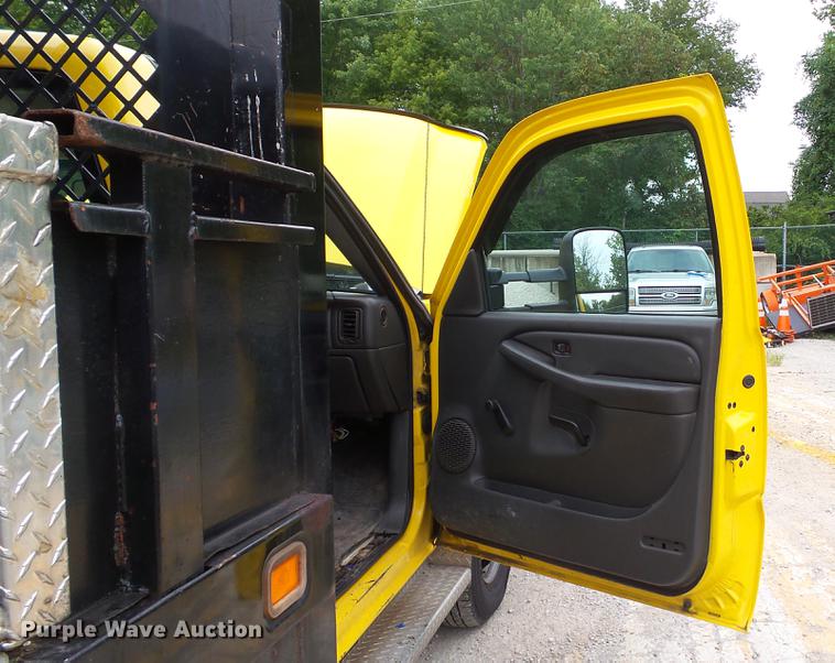 image for item DD7381 2006 Chevrolet Silverado 3500 dump flatbed pickup truck