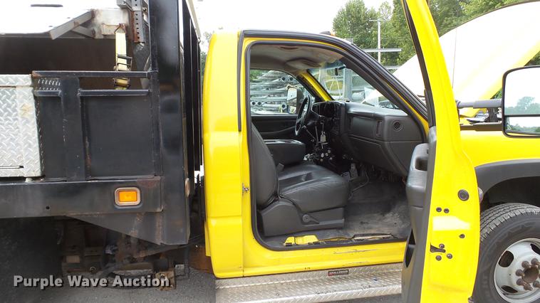 image for item DD7381 2006 Chevrolet Silverado 3500 dump flatbed pickup truck