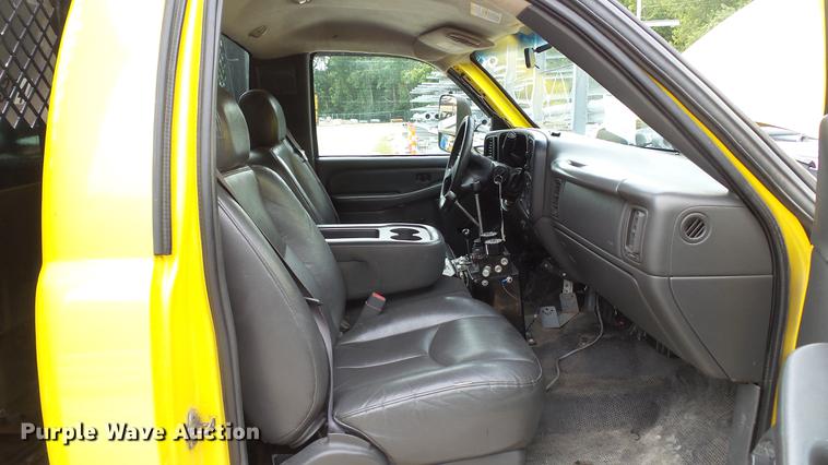 image for item DD7381 2006 Chevrolet Silverado 3500 dump flatbed pickup truck