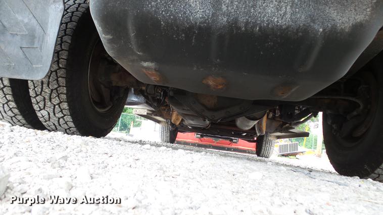 image for item DD7381 2006 Chevrolet Silverado 3500 dump flatbed pickup truck