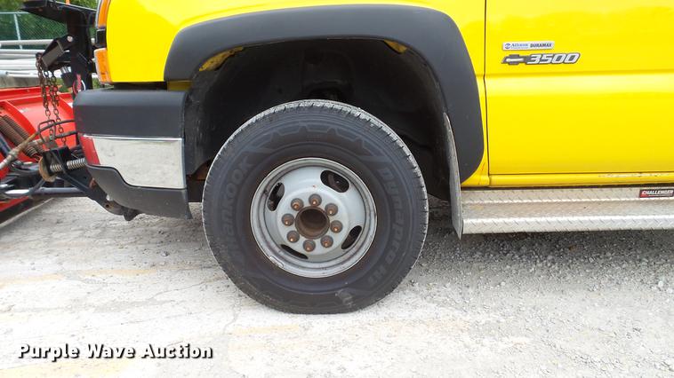 image for item DD7381 2006 Chevrolet Silverado 3500 dump flatbed pickup truck