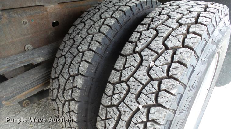 image for item DD7381 2006 Chevrolet Silverado 3500 dump flatbed pickup truck