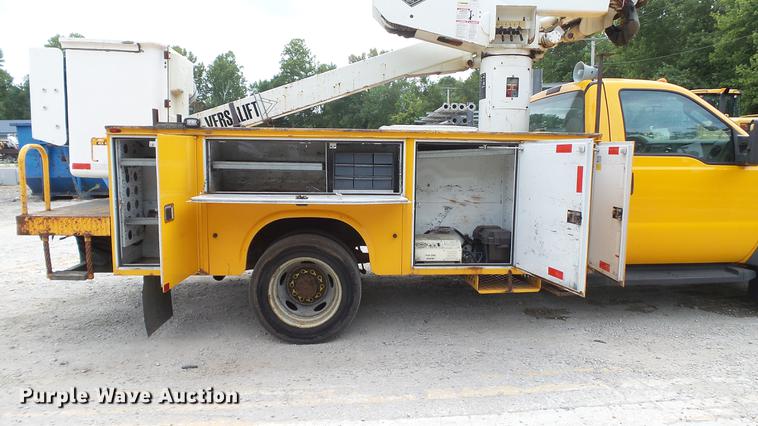 image for item DD7389 2008 Ford F550 Super Duty XL bucket truck