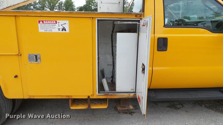 image for item DD7389 2008 Ford F550 Super Duty XL bucket truck