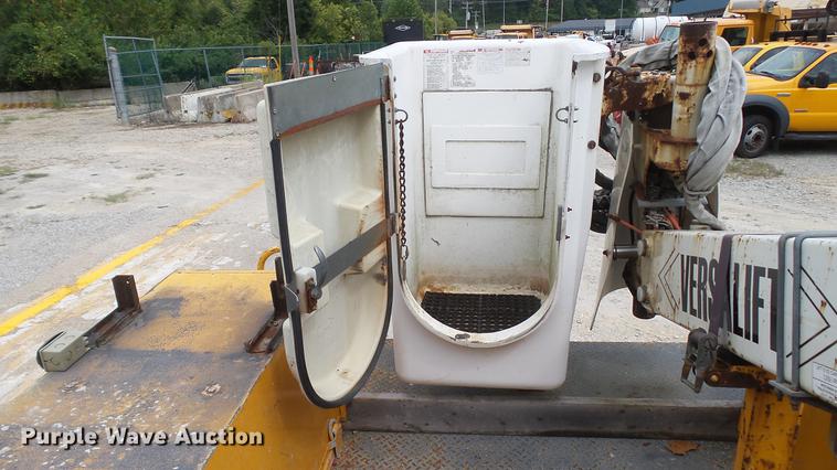 image for item DD7389 2008 Ford F550 Super Duty XL bucket truck