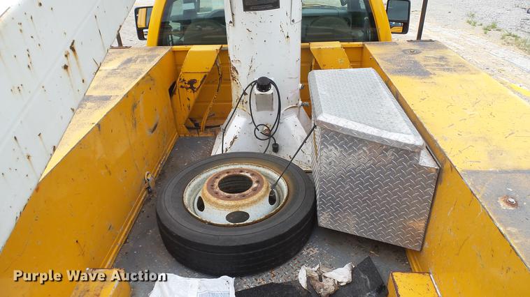 image for item DD7389 2008 Ford F550 Super Duty XL bucket truck