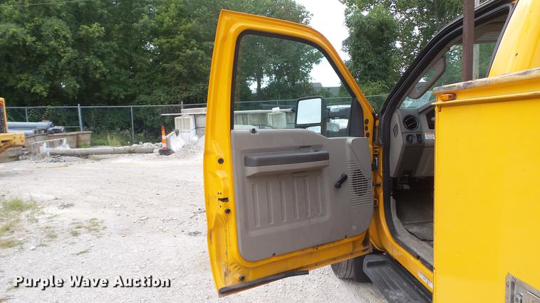image for item DD7389 2008 Ford F550 Super Duty XL bucket truck