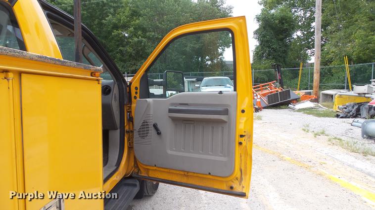 image for item DD7389 2008 Ford F550 Super Duty XL bucket truck