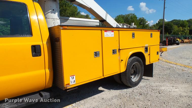 image for item DD7391 2006 Ford F550 Super Duty XL bucket truck