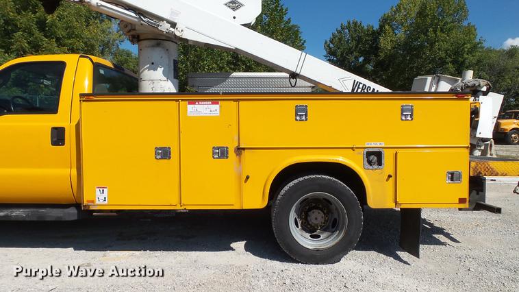 image for item DD7391 2006 Ford F550 Super Duty XL bucket truck