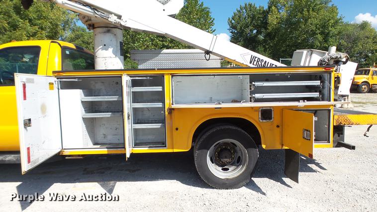 image for item DD7391 2006 Ford F550 Super Duty XL bucket truck