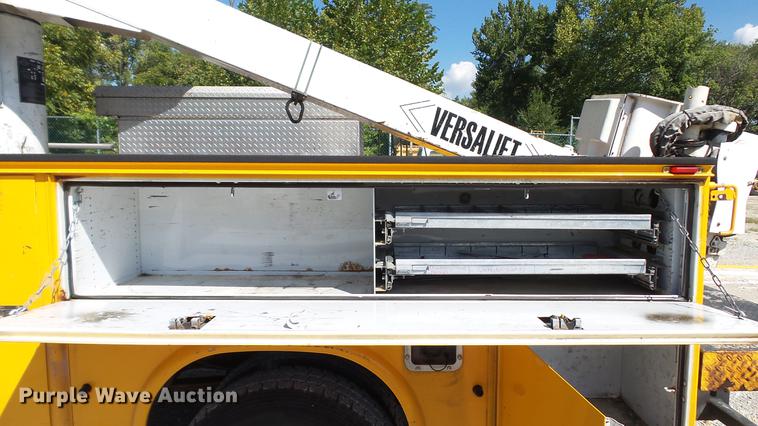 image for item DD7391 2006 Ford F550 Super Duty XL bucket truck