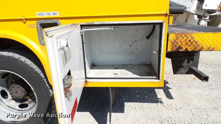 image for item DD7391 2006 Ford F550 Super Duty XL bucket truck